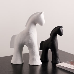 简约现代陶瓷马到成功摆件样板间民宿客厅酒柜高级感艺术工艺品