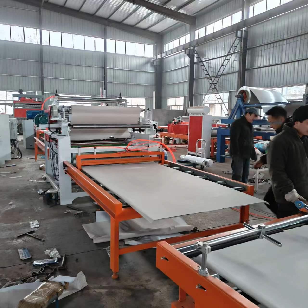 木工机械自动修边贴面机竹炭拱挤板覆膜机木饰面碳晶板平贴机