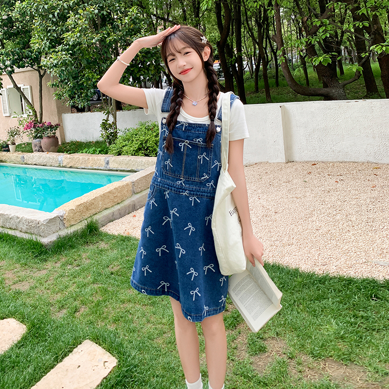 韩版俏皮减龄印花牛仔背带裙女2025夏季新款宽松显瘦学院风短裙子，女装连衣裙，美俪侎