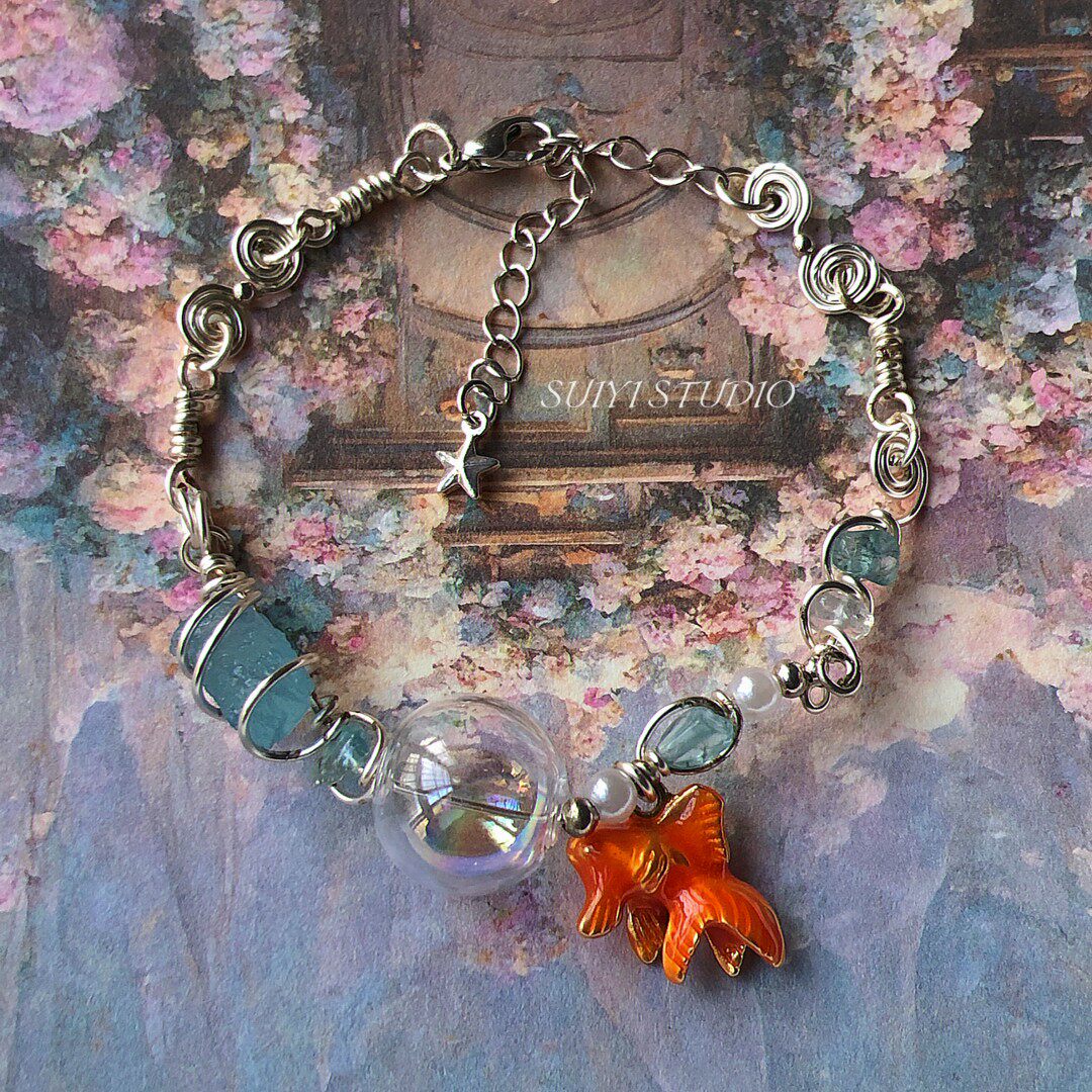 SUIYI 会吐泡泡的小金鱼 海蓝宝原石绕线手链 夏日清凉感碎石配饰