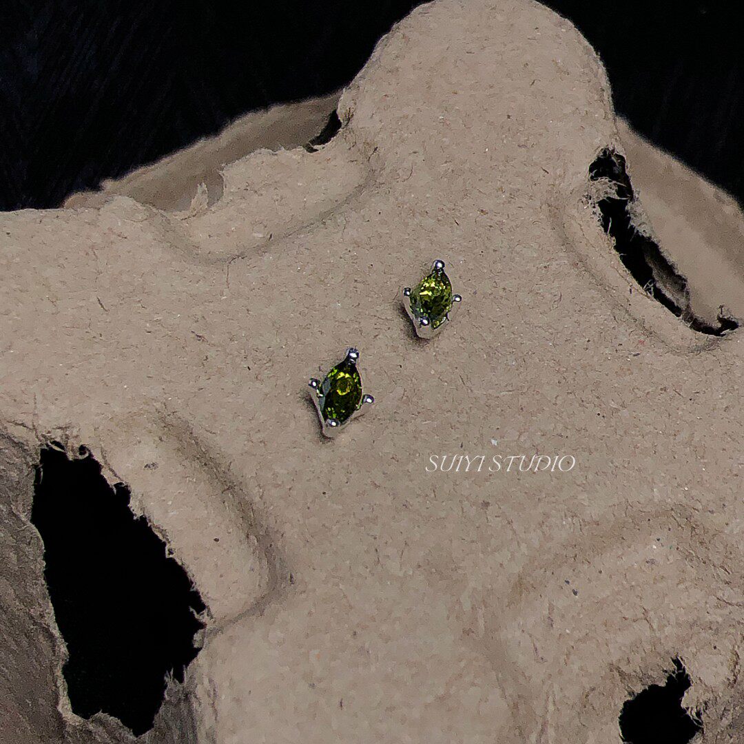 SUIYI 橄榄绿菱形锆石耳钉女通勤百搭小巧耳饰设计感日常睡觉可戴