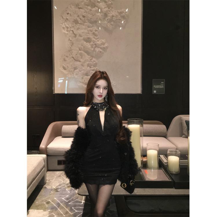 重工镶钻黑色挂脖连衣裙女冬季修身收腰礼服短裙纯欲露背包臀裙子