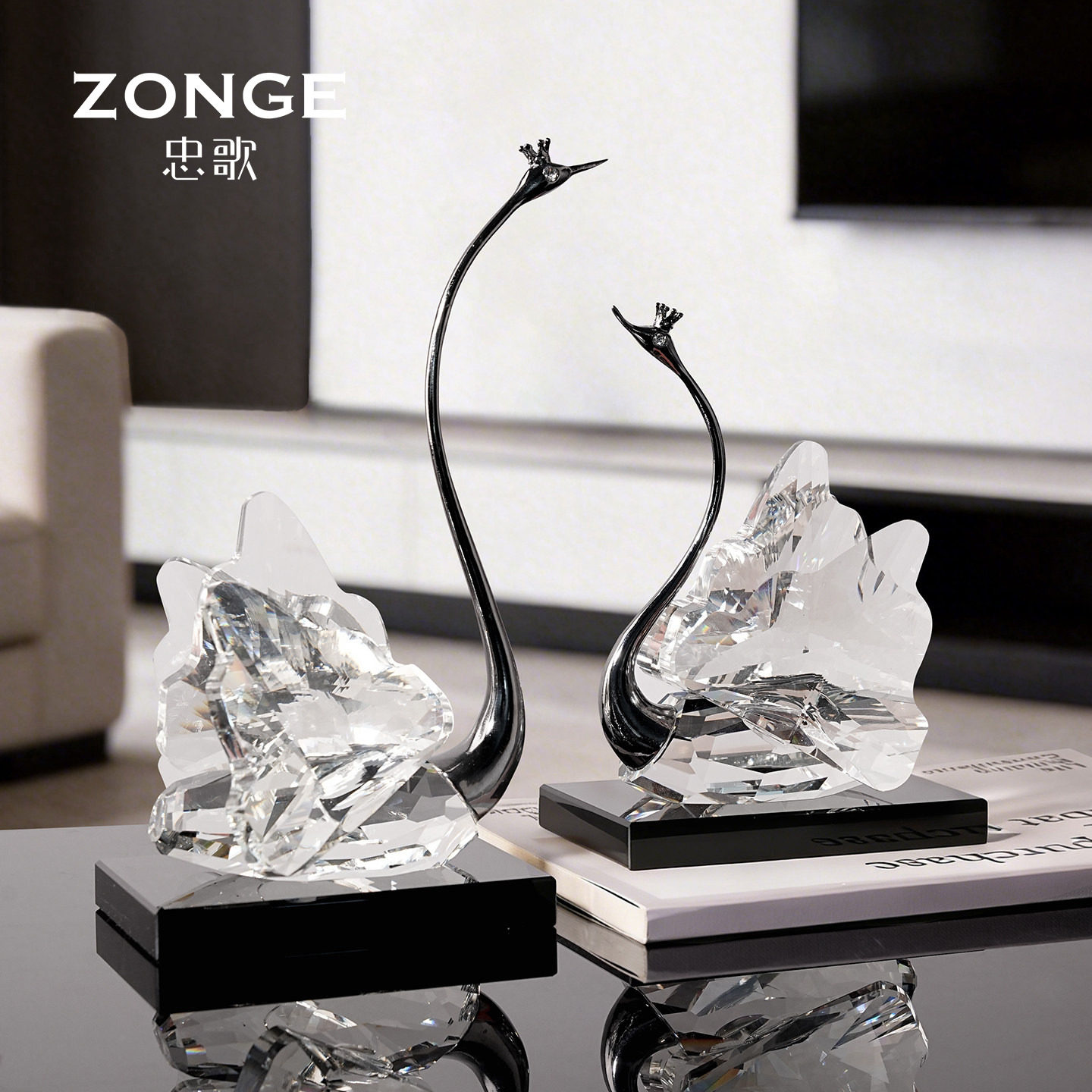 水晶天鹅一对摆件高档订婚礼物图片
