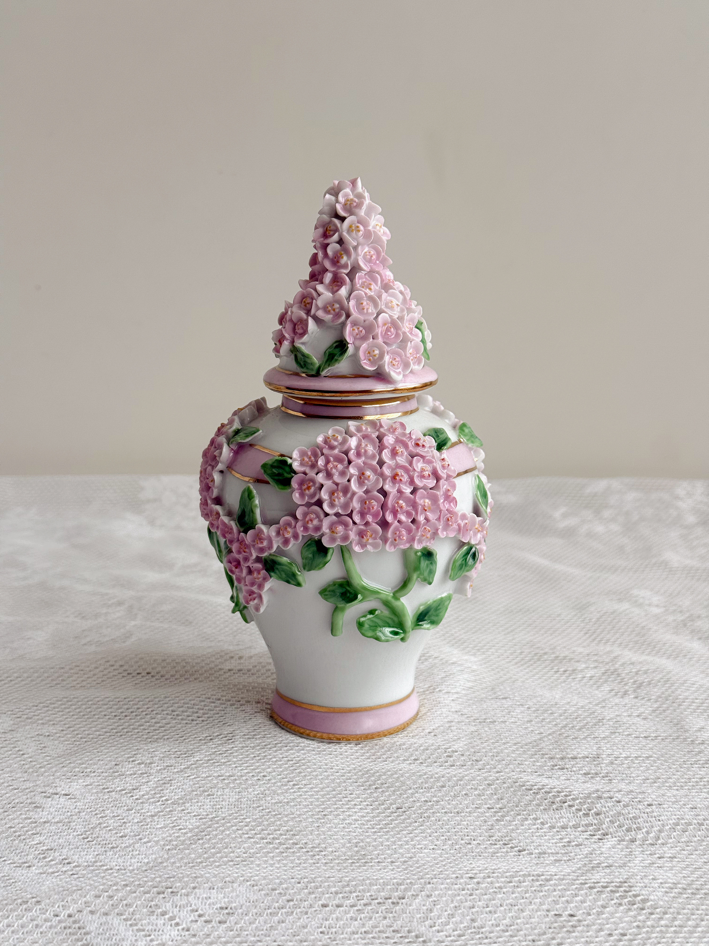 收藏精品只有6个 中古瓷器重工纯手工立体绣球手绘陶瓷小号将军罐