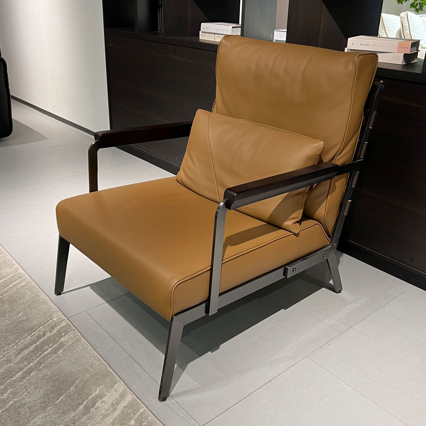 休闲椅沙发椅现代简约真皮椅子头层牛皮钢架椅奢华型酒店双扶手椅