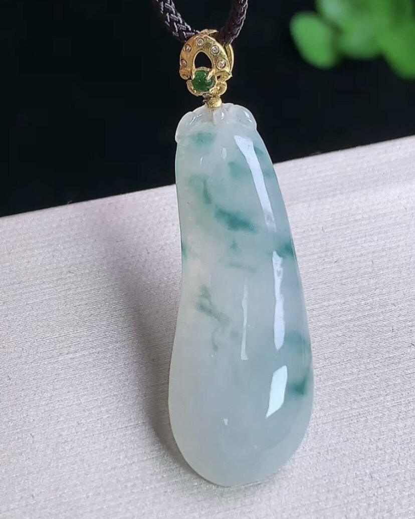 天然A货翡翠 缅甸正品玉坠 18k金镶冰润飘花福瓜吊坠