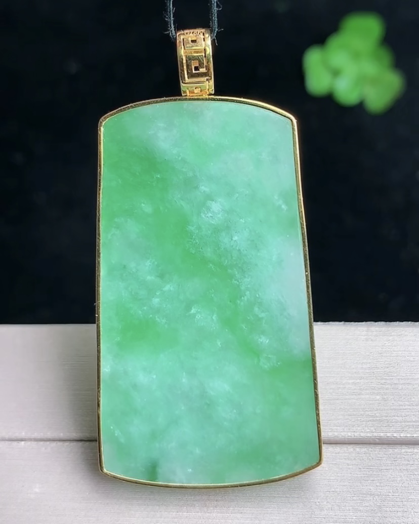 天然A货翡翠 缅甸正品玉坠 18k金镶冰种飘绿无事牌吊坠