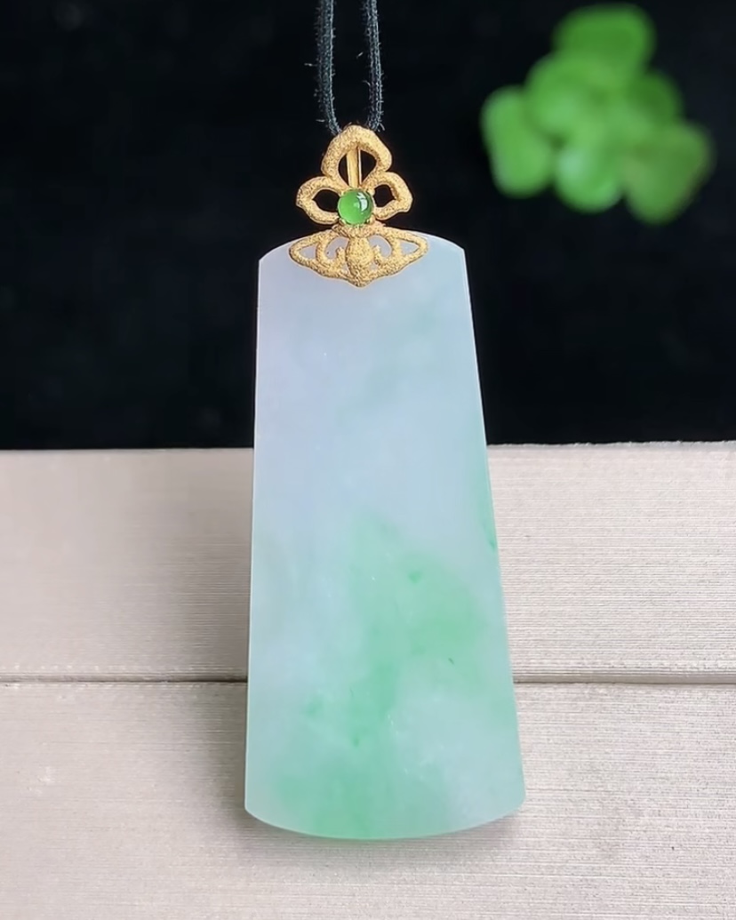 天然A货翡翠 缅甸正品玉坠 18k金镶冰种飘绿无事牌吊坠