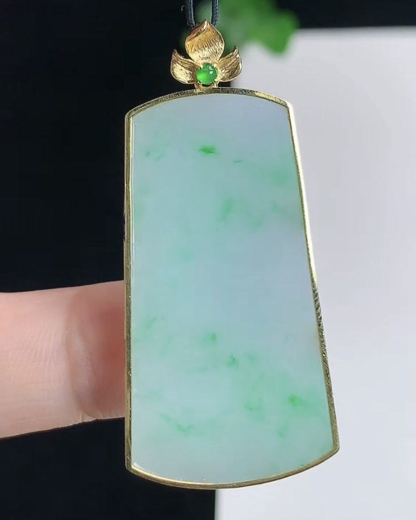 天然A货翡翠 缅甸正品玉坠 18k金镶飘绿无事牌吊坠