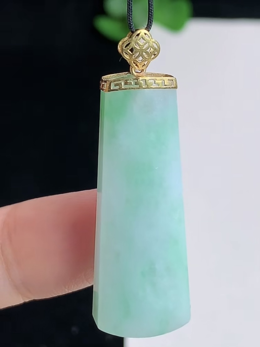 天然A货翡翠 缅甸正品玉坠 18k金镶飘绿无事牌吊坠