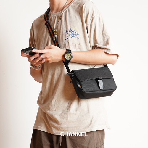 考杜拉斜挎单肩包磁扣快拆防盗