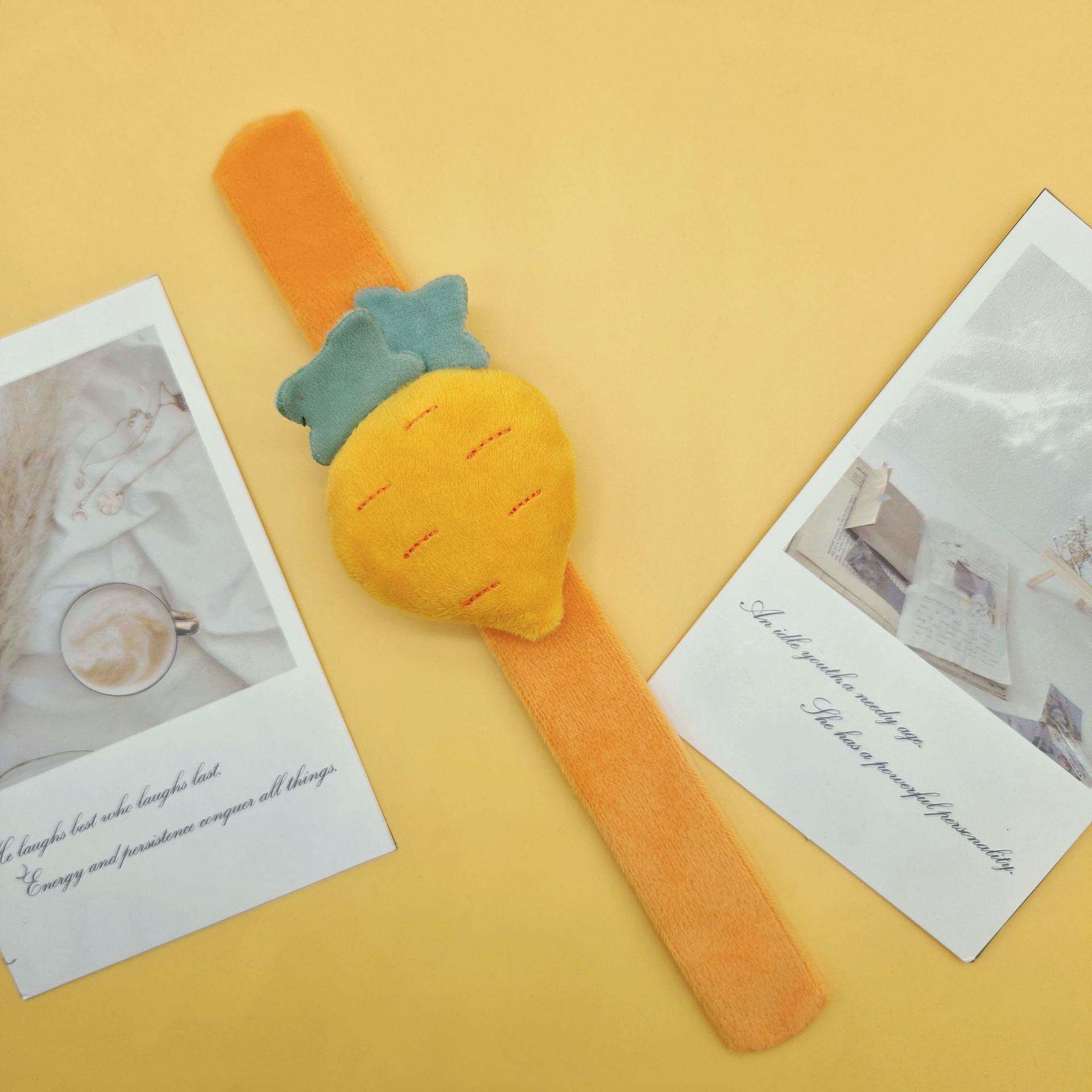 学生毛绒创意小礼物儿童圈卡通幼儿园小礼品奖励水果啪啪手环造型