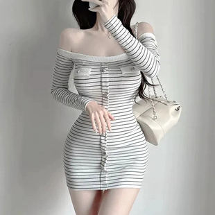 气质修身 包臀紧身连衣裙女 又纯又欲性感显身材一字领露肩条纹长袖