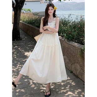 波西米亚风白色吊带连衣裙女夏绝美新疆川西旅游海边度假海岛长裙