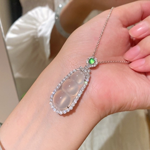 新中式 国风日常通勤阳绿顶珠白冰玉髓小福豆豆吊坠项链925银起胶