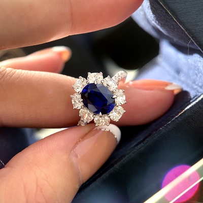 围镶宝蓝刚玉鸽子蛋形钻石戒指女