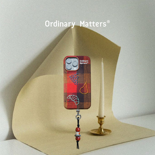 ummroom·OrdinaryMatters斯德哥尔摩餐桌复古红格纹布面刺绣苹果手机壳新年礼物