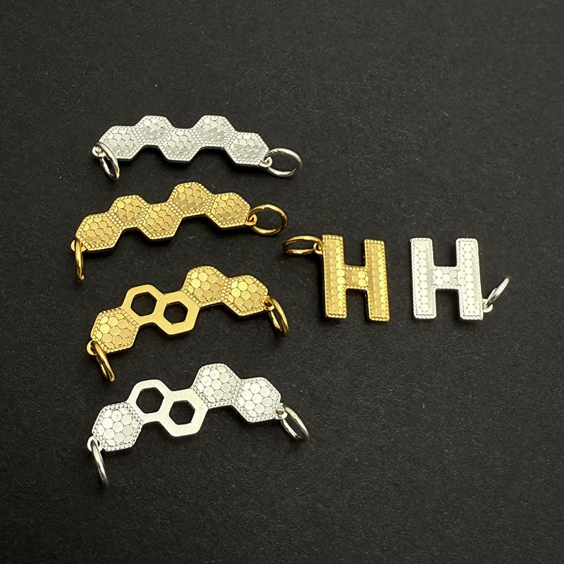 S925纯银蜂巢H牌吊坠镀黄金色波光粼粼字母DIY项链挂件时尚新款