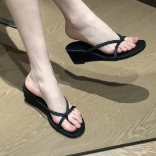 黑色厚底人字拖女外穿夏2025新款坡跟防滑防臭增高超火夹脚凉拖鞋