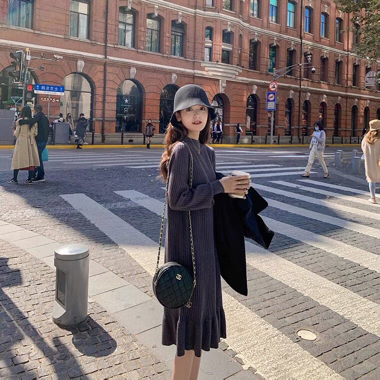 출산 후 외출을 즐기는 핫한 엄마들을 위한 루즈한 중간기장 밑단 스웨터 스커트로 가을 겨울 수유 니트 원피스입니다