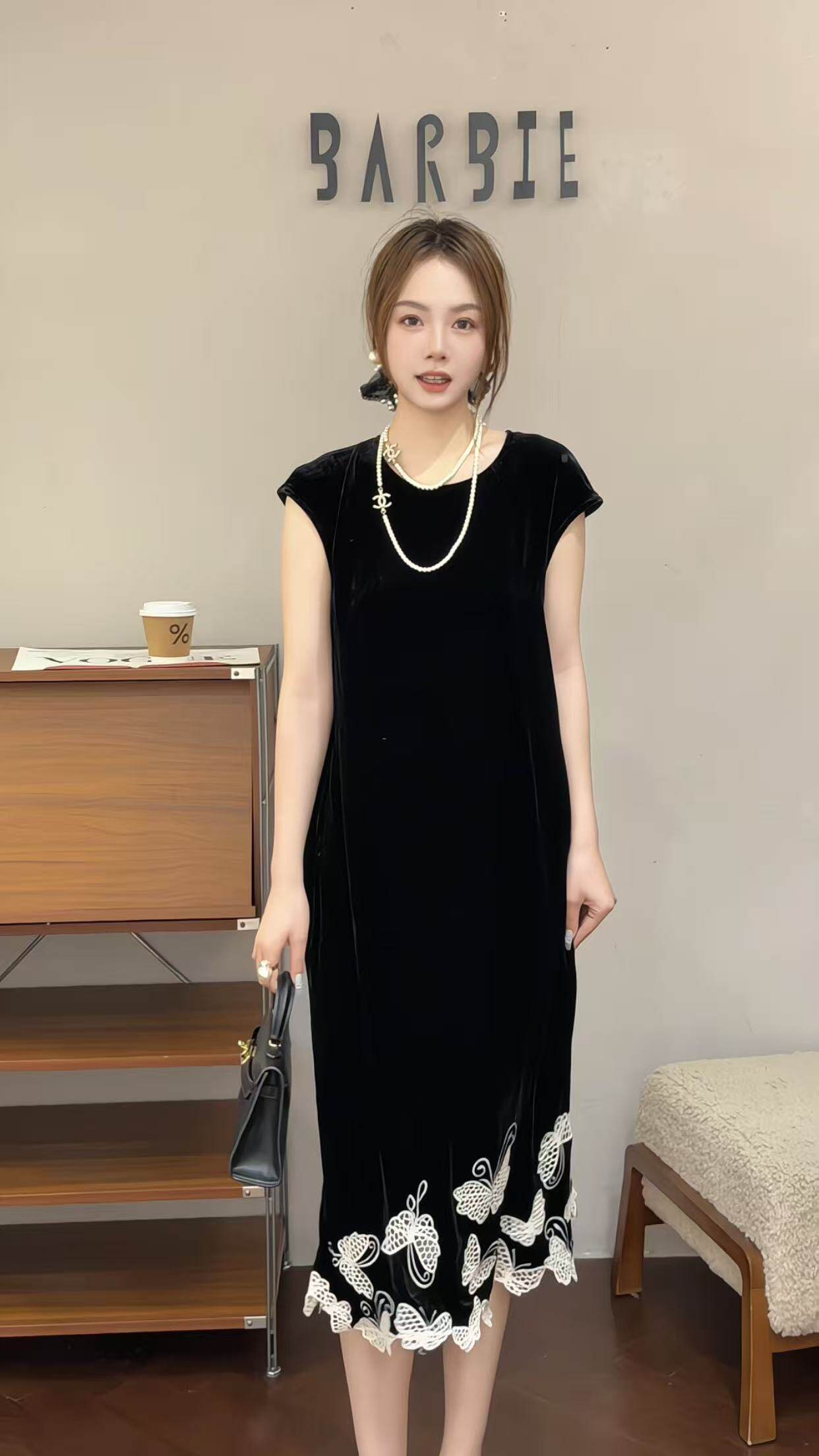 欧洲站2026夏新款欧货无袖中长款下摆刺绣蝴蝶丝绒连衣裙女1168