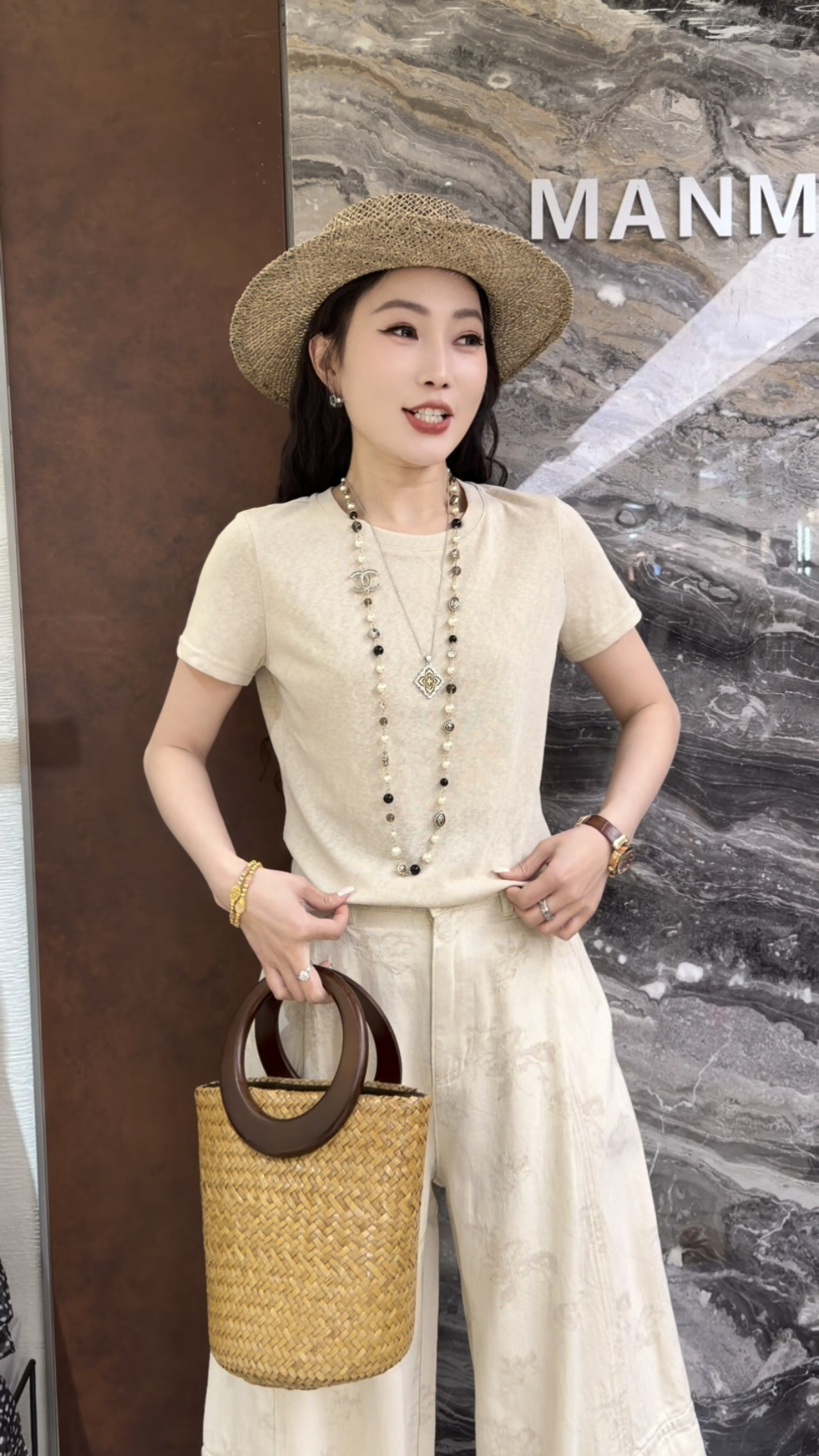 曼曼家2026新款欧货圆领短袖后背拼蕾丝镂空设计感时尚百搭T恤