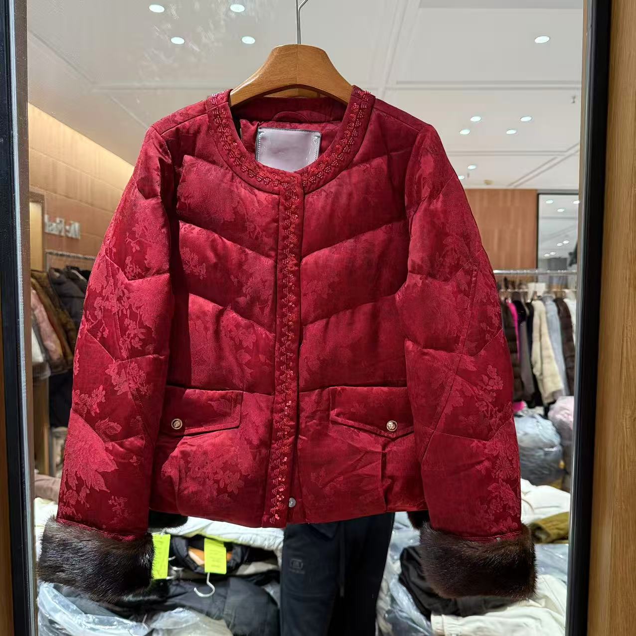 欧洲站2025冬时尚圆领亮片刺绣门襟毛毛袖口短款国风鹅绒服2311