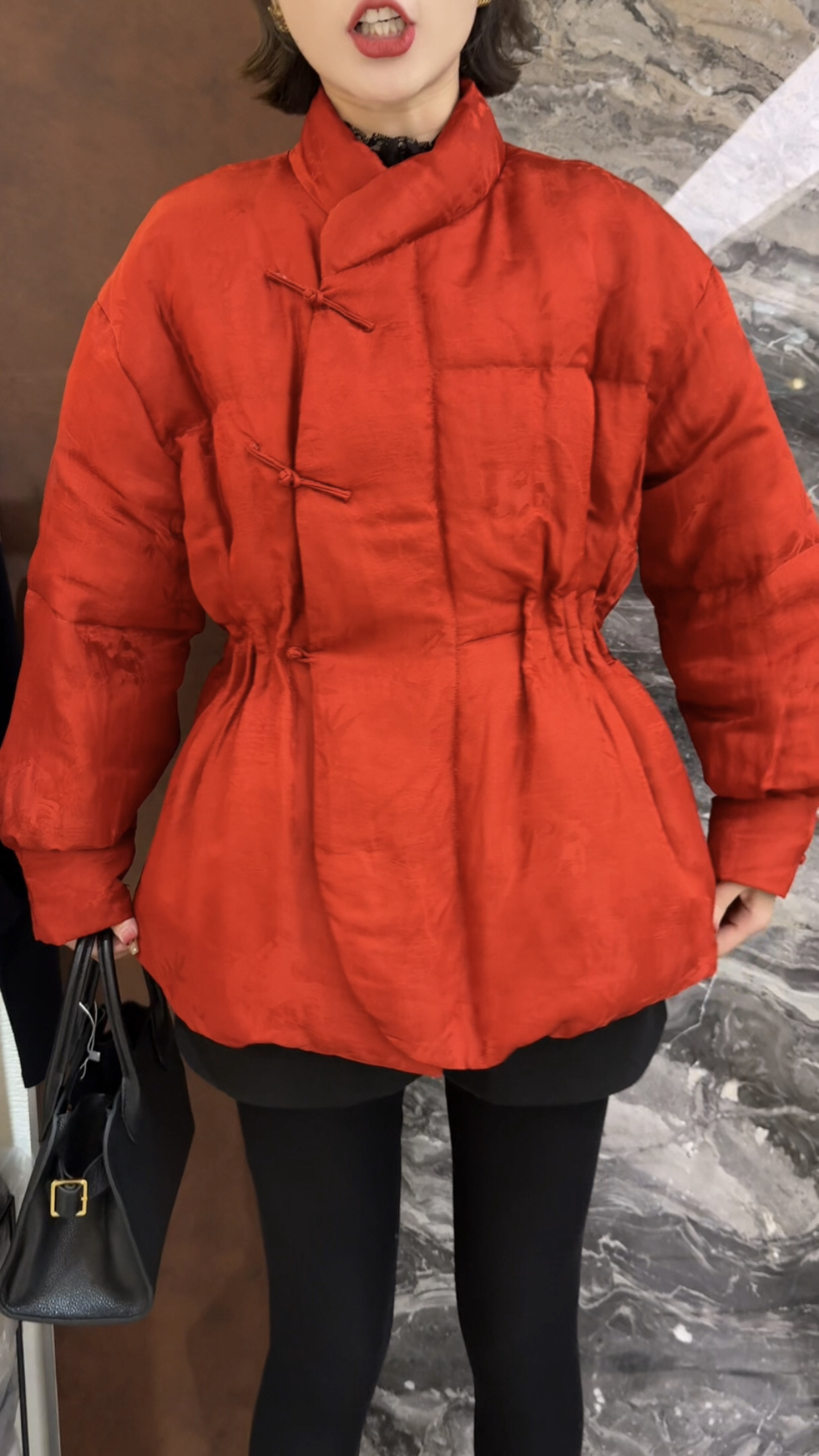 曼曼家2025冬新时尚立领盘扣收腰显瘦喜庆国风盘扣羽绒服外套女潮