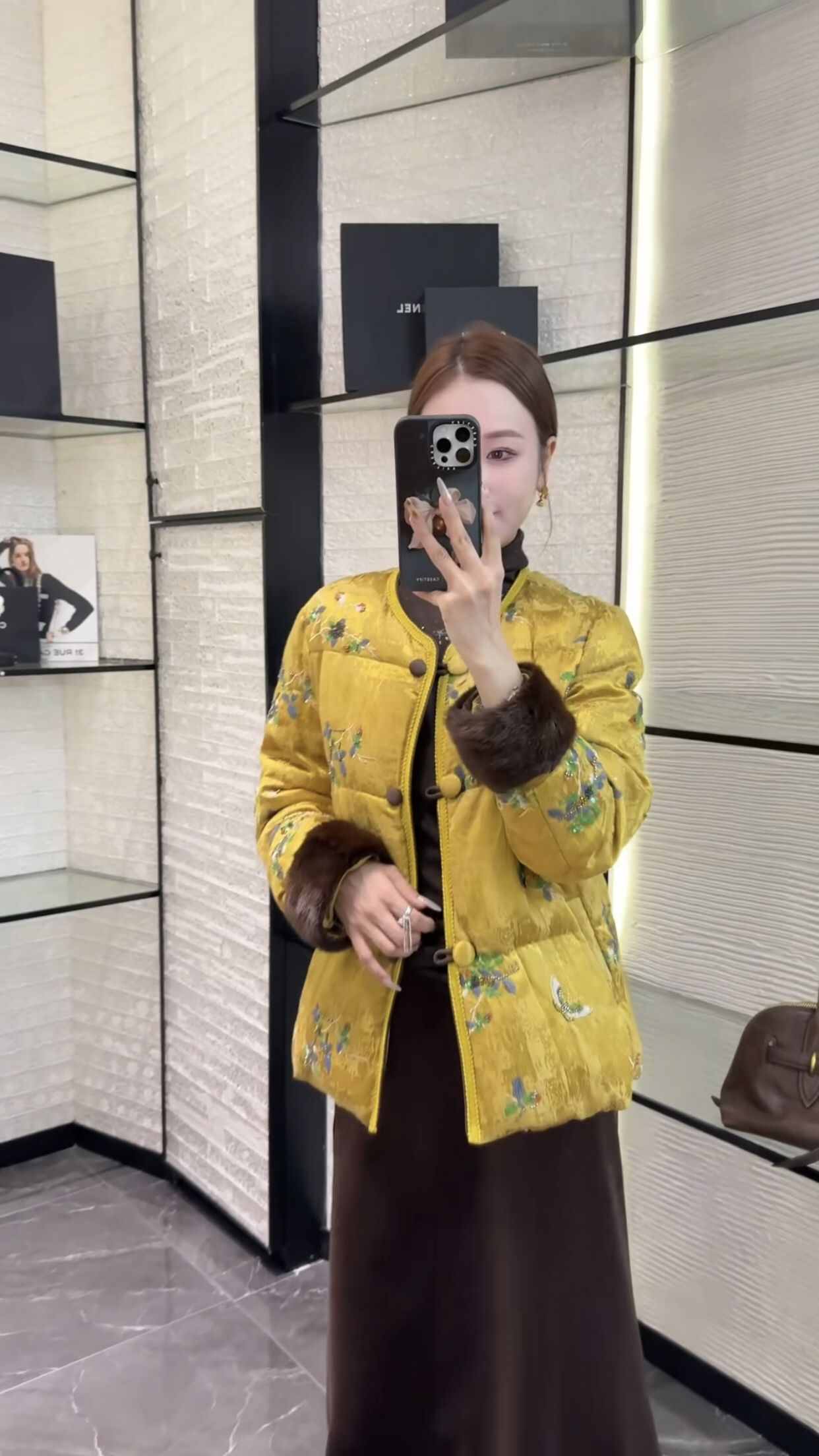 欧洲站2025冬新时尚圆领盘扣印花水貂毛袖口国风短款羽绒服外套女