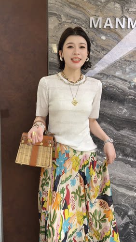 曼曼家2026夏新款欧货时尚圆领烫钻短袖针织衫女显瘦设计百搭上衣