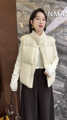 曼曼家2025秋冬新款欧货立领加厚保暖麻花编织纹羽绒马甲女潮