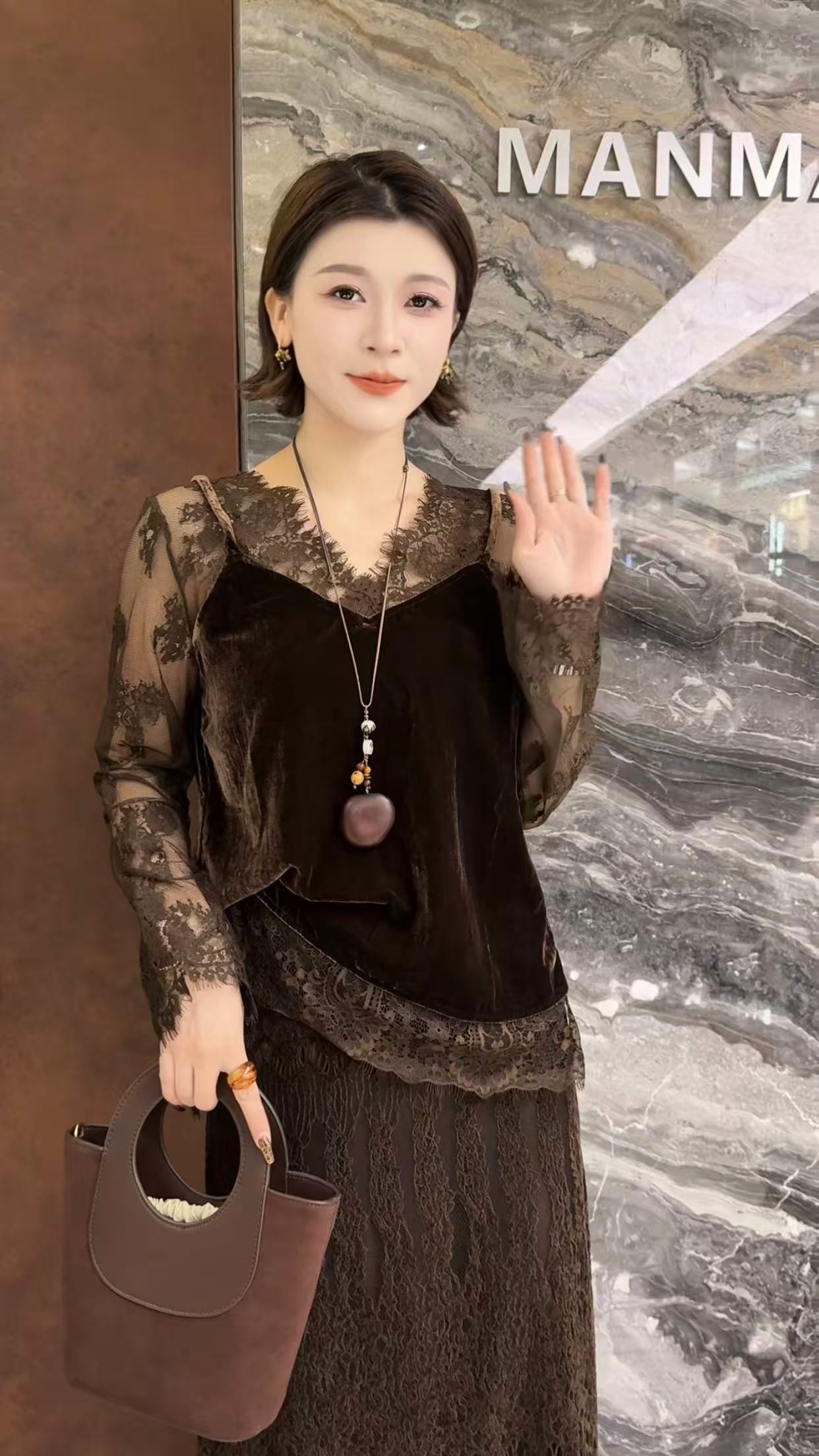 曼曼家2025早秋款法式名媛蕾丝拼接假两件洋气百搭丝绒上衣TQ687