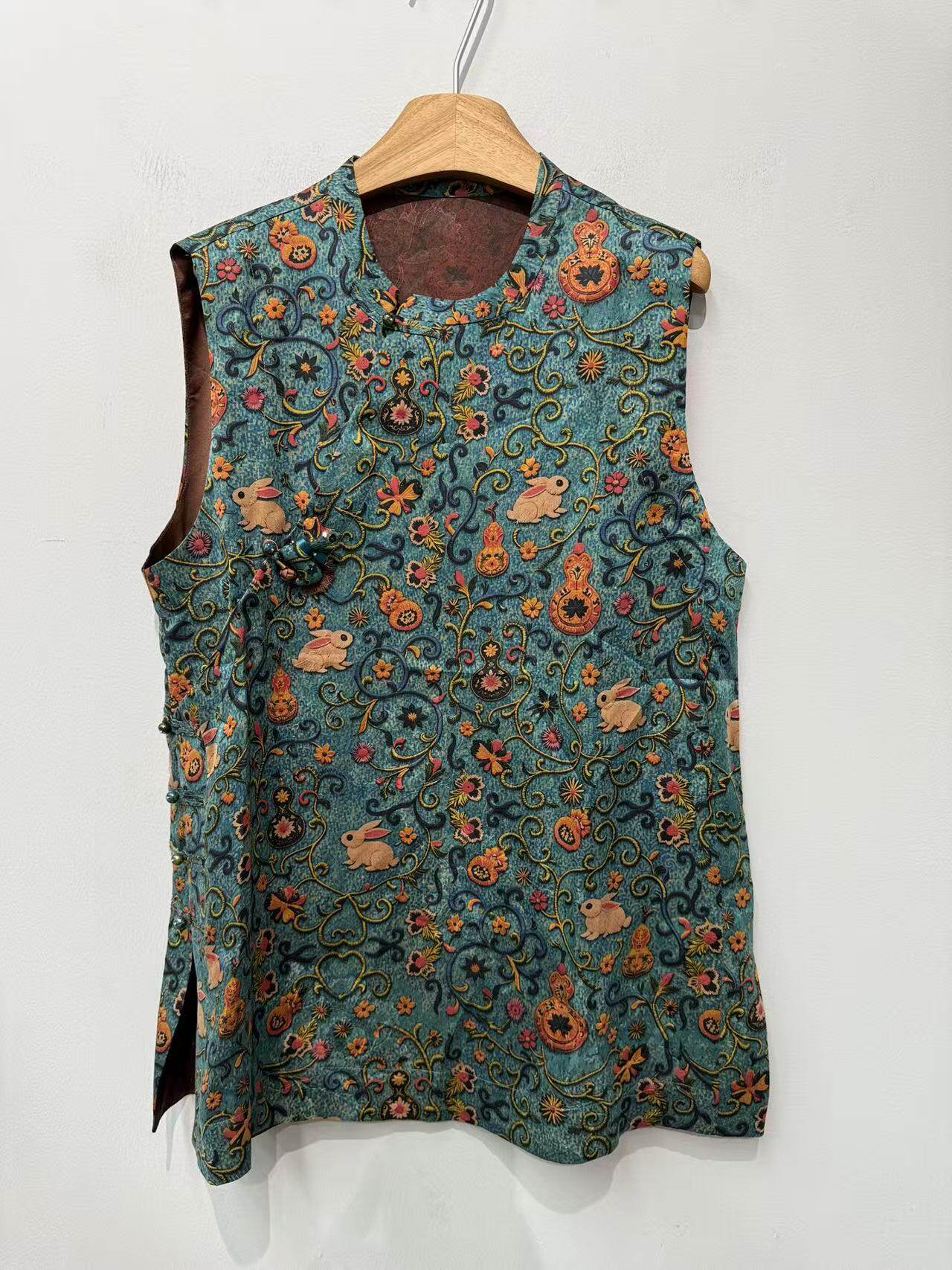 欧洲站2026春季新款欧货时尚圆领盘扣侧开叉真丝提花长马甲女7086