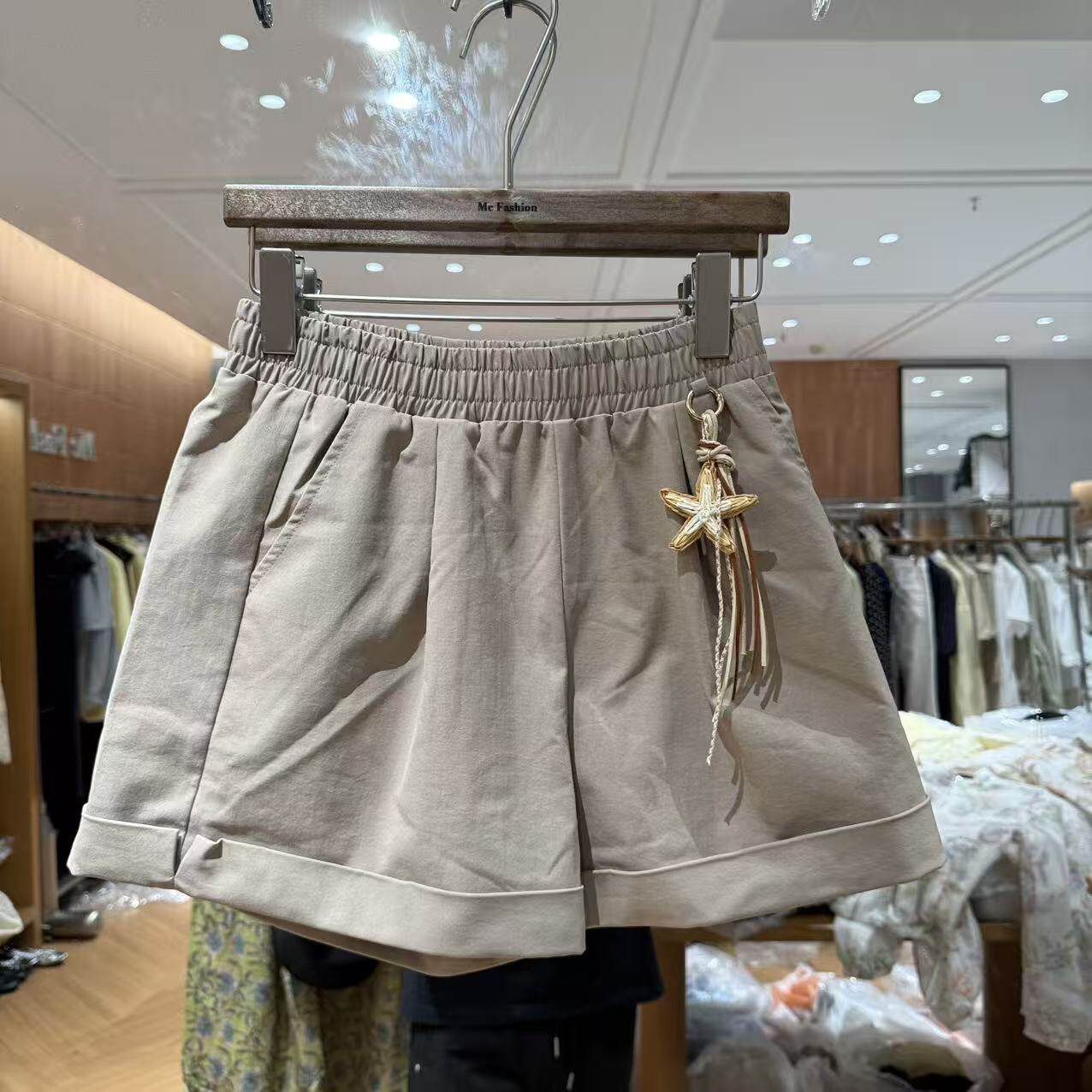 欧洲站2026夏新欧货褶皱松紧腰洋气星星挂坠卷边百搭休闲短裤6402