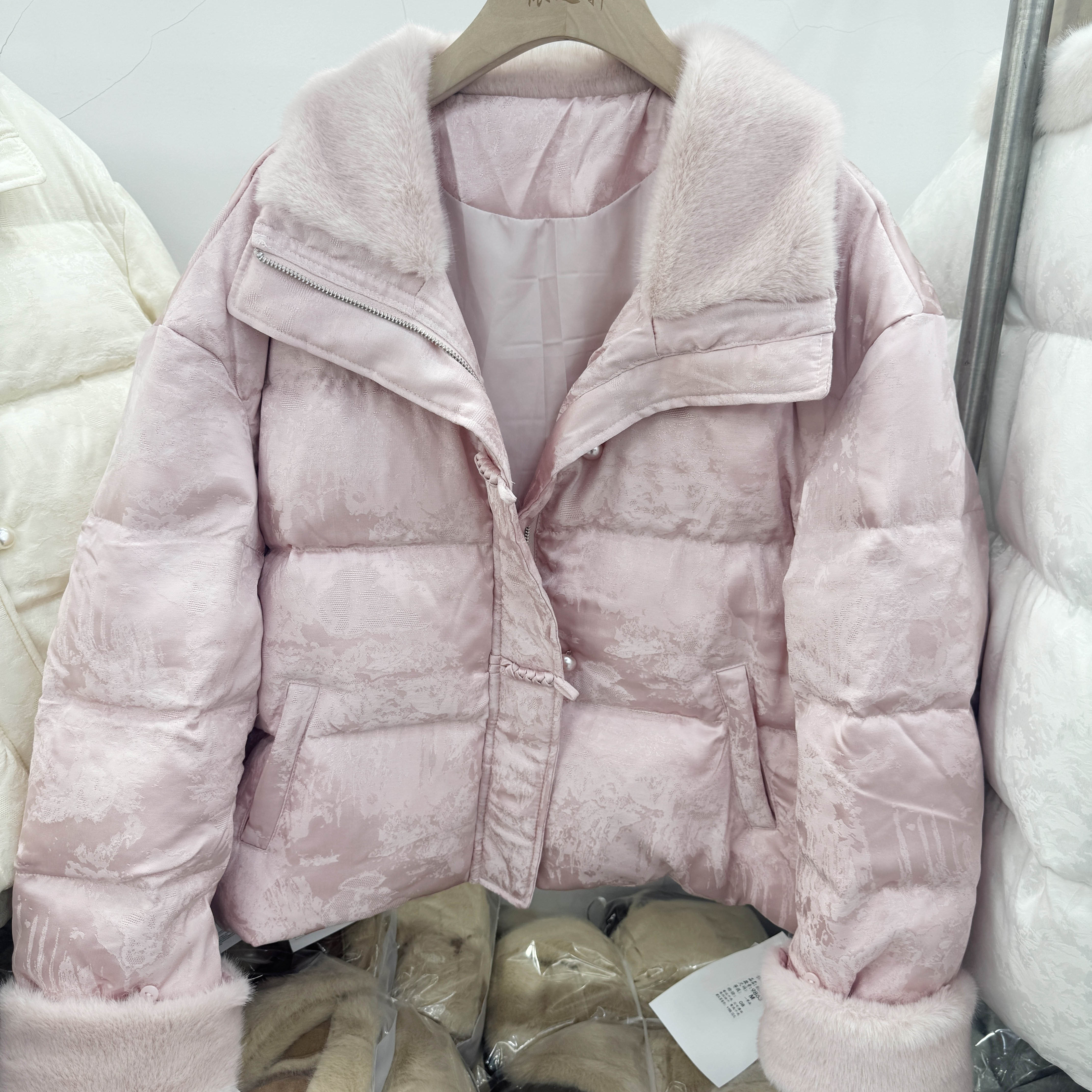 2025冬季新款毛绒保暖立领翻领国风盘扣微珠光暗纹羽绒棉服外套