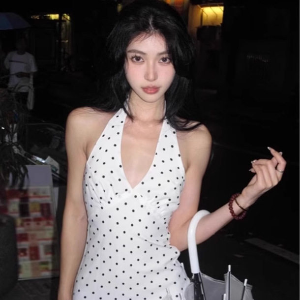 白色波点v领挂脖连衣裙女2025夏季新款法式性感露背气质中长裙子