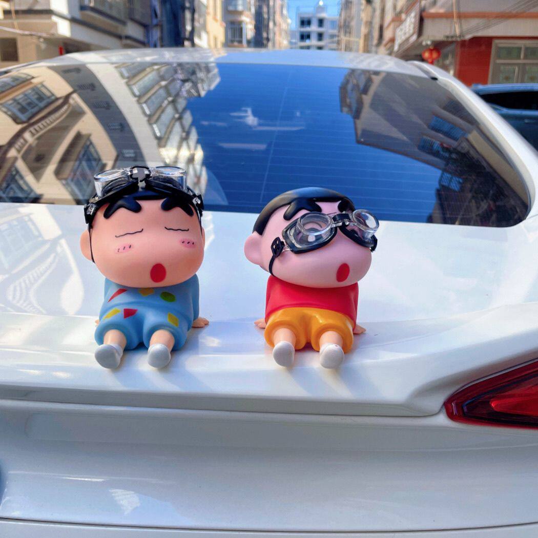 蜡笔小新车顶后备箱公仔摆件