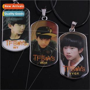 family Yuan around YiYi Junkai Wang tfboys necklace