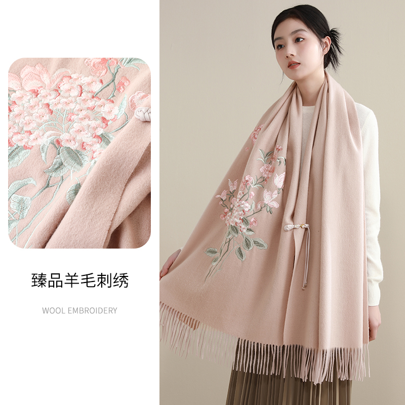 2025年新款刺绣纯羊毛大披肩女外搭大衣围巾秋冬季妈妈旗袍长披肩