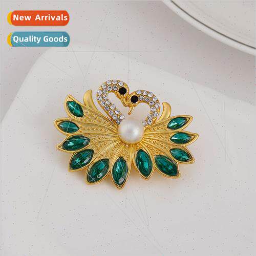 Fashion simple swan brooch anti-travelling buckle crystal pe