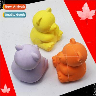 Holding hands sting on a chubby bear aromatherapy candle sil
