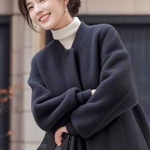 品牌今年流行的超好看休闲百搭浅灰色短款羊羔毛外套女秋冬季