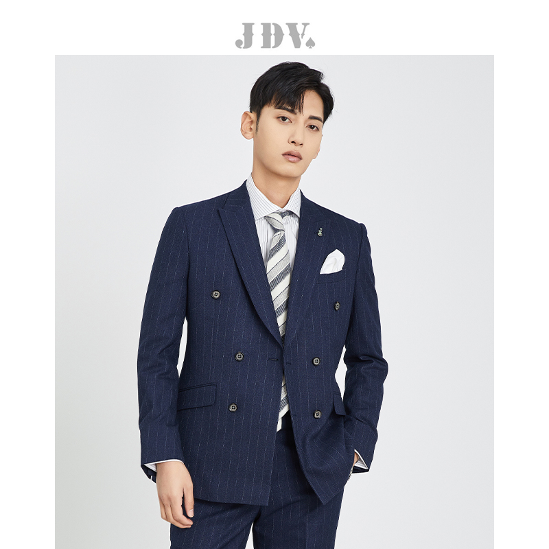 戗驳领，双排扣，浅条纹，修身版型