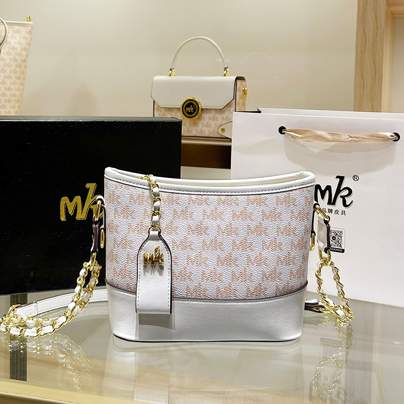 MK轻奢2025年新款时尚百搭小香风单肩斜跨水桶流浪包