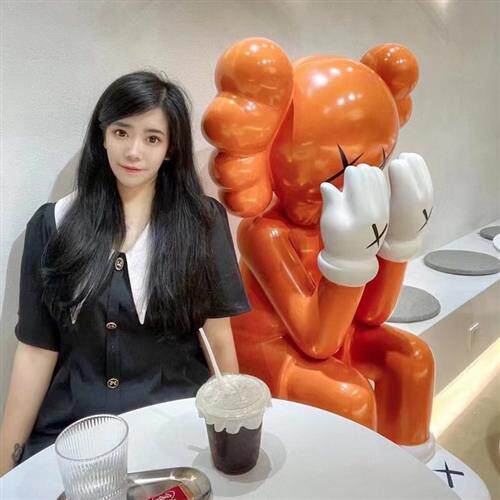 克莱因蓝网红店kaws落地大摆件坐姿美发店公仔玻璃钢雕塑客厅装饰