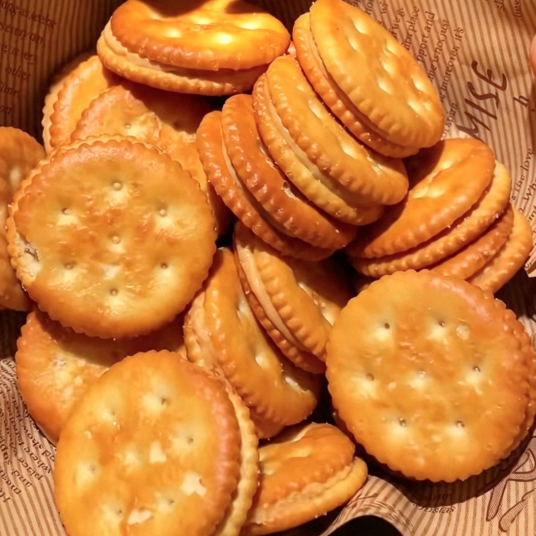 花生酱涂层夹心薄酥饼干咸香风味早餐代餐居家充饥下午茶休闲零食