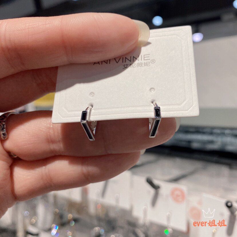黑色三角形小耳扣精致小众耳圈气质简约韩国耳饰几何不规则耳环美