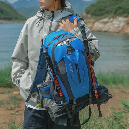 户外登山包40L大容量轻便旅游旅行背包男女双肩包耐磨骑行包书包
