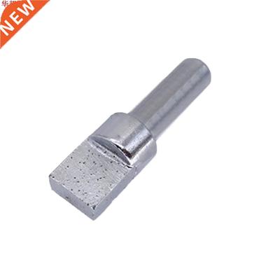 Diamant roue commode tenu dans la main carré stylo di