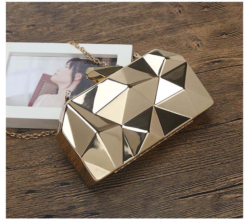 2021新菱形铁盒晚宴不规则链条手拿金属女包Prismatic female bag